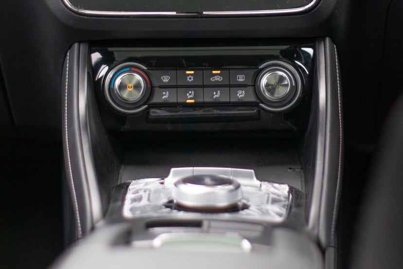 Editors%2 Fimages%2 F1638496476639 Mg+Zs+Centre+Console