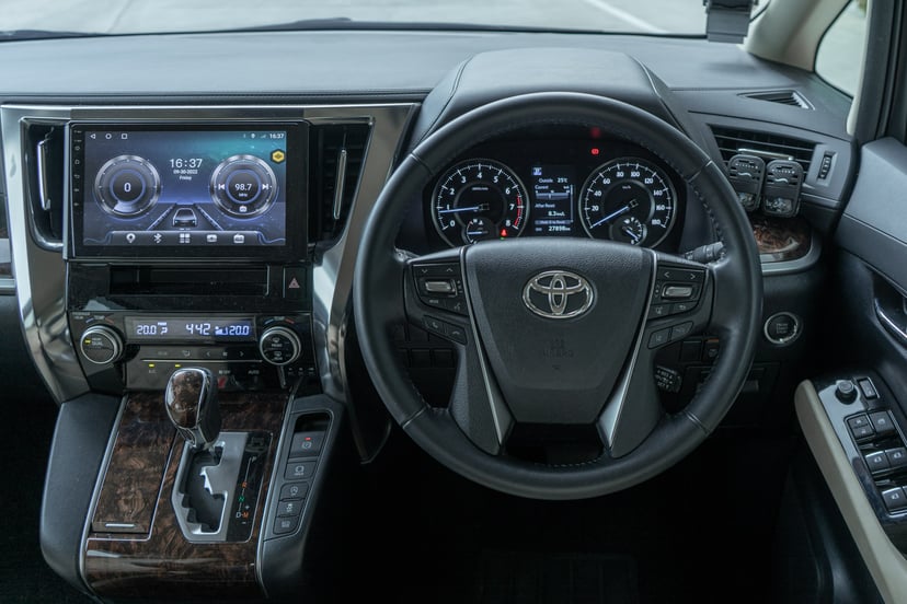Motorist Car Buyer's Guide: Toyota Alphard 8-seater, photo 6