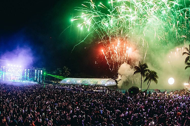 Motorist Spots Watch New Years Fireworks 2020 Siloso Beach Party