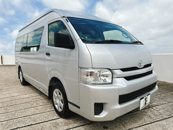 TOYOTA HIACE HIGH ROOF COMMUTER TURBO AUTO