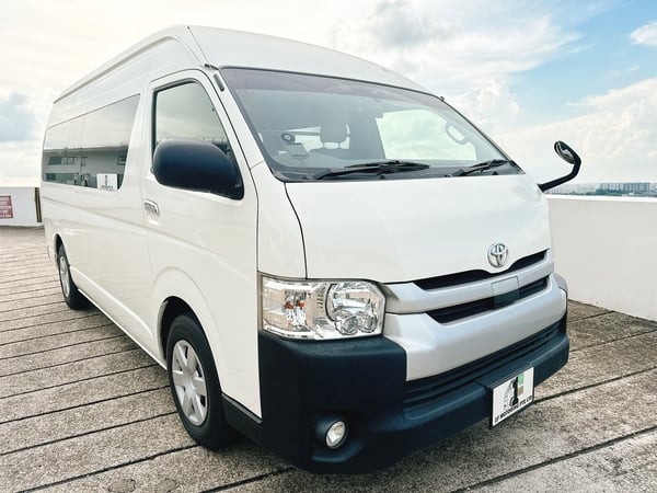 TOYOTA HIACE COMMUTER GL 2.8 AUTO