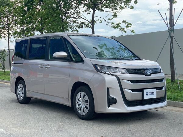 TOYOTA NOAH HYBRID 1.8X CVT