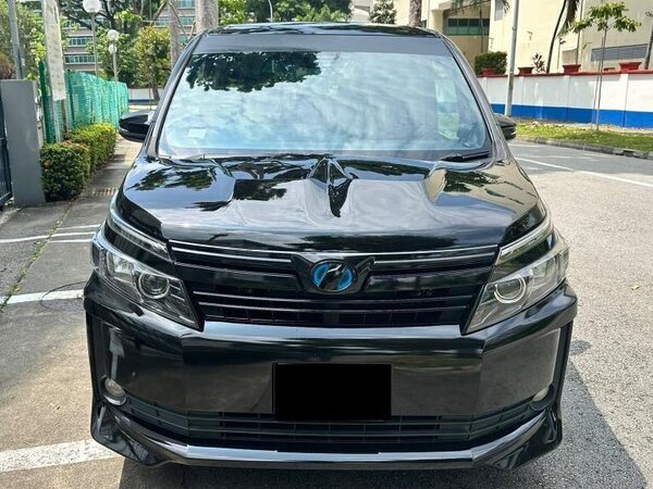 TOYOTA VOXY HYBRID 1.8V A