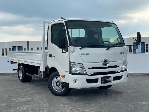 HINO XZU710R 14FT WID CAB 5T AT