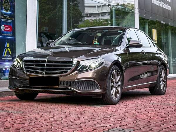 MERCEDES BENZ E200 EXCLUSIVE (R18 LED)