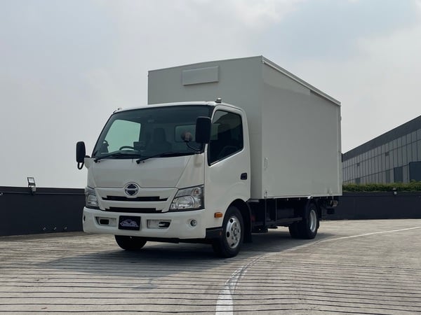 HINO XZU710R 14FT WID CAB 5T MT
